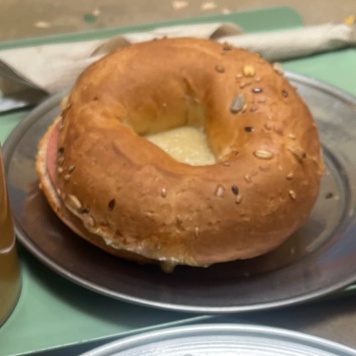 photo of Bioma Plant Based Café Belgrano Bagel de jamón y queso shared by @inespressable on  26 Sep 2023 - review