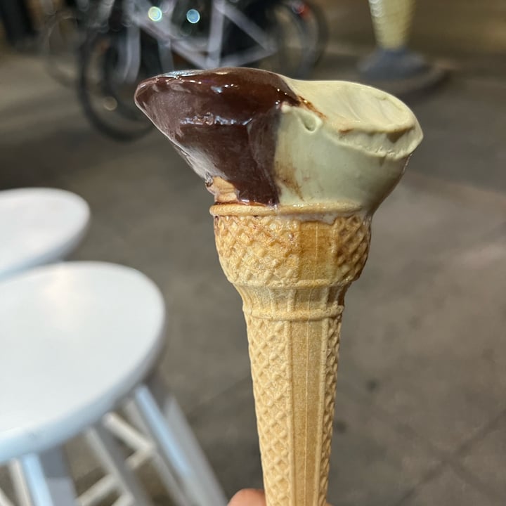 photo of Gelateria Il Girasole Di Luigi Fratini Cioccolato extrafondente e pistacchio shared by @ilarencik on  31 Aug 2024 - review