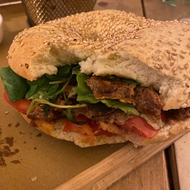 photo of Lario's Bistrot bagel vegano con patate al forno e salsa bbq shared by @alltingarnej on  19 Oct 2024 - review