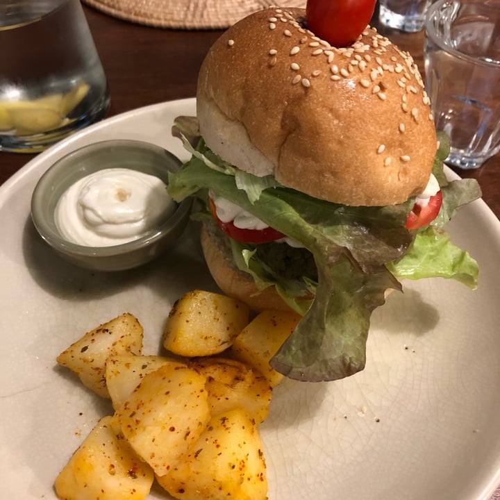 photo of ANNIE 𝐬𝐰𝐞𝐞𝐭𝐞𝐫𝐲 & 𝐞𝐚𝐭𝐞𝐫𝐲 Falafel Burger shared by @babi84 on  05 Sep 2023 - review