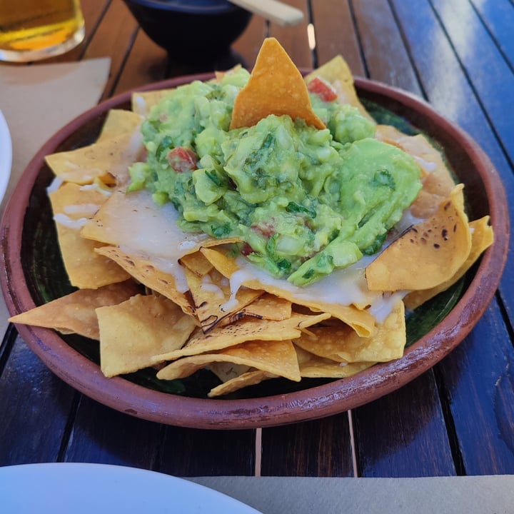 photo of La Chilanga Totopos con guacamole y queso vegano shared by @amarantal on  28 Sep 2023 - review