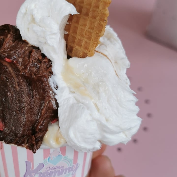 photo of gelateria Kremmy Gelato gusto yogurt variegato maracuja shared by @posataverde on  05 Feb 2024 - review