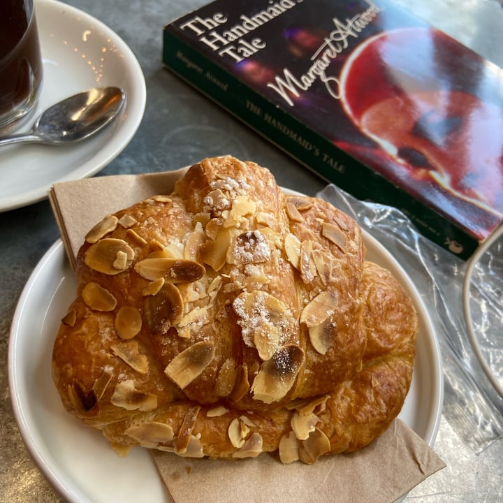 photo of Pipoca Vegan almond croissant shared by @fxk on  11 Sep 2023 - review