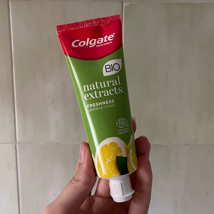 photo of Colgate Pasta de Dientes Natural Extracts Limón y Cítricos shared by @pauladelriver on  11 Sep 2023 - review