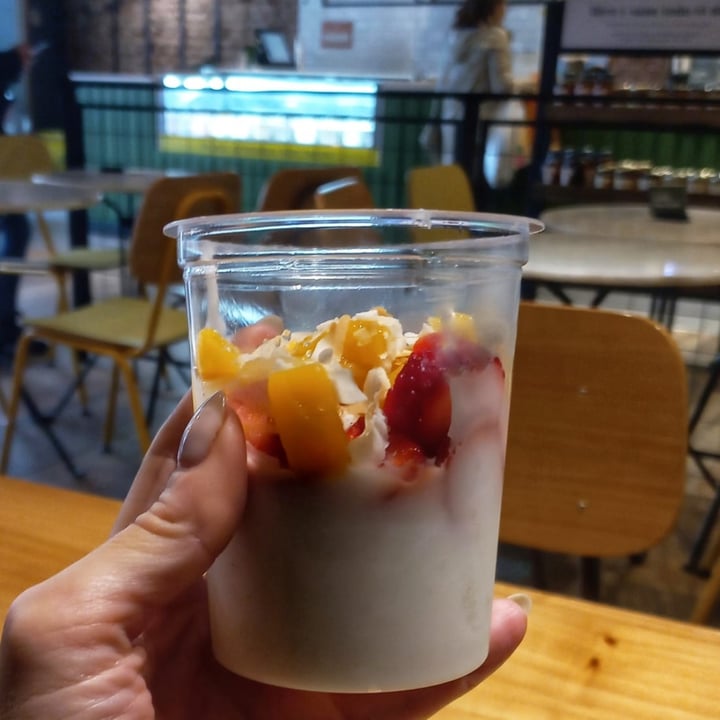 photo of Green Eat Yogurth de coco con mango , frutillas y coco en escamas shared by @vforvegan on  03 May 2024 - review