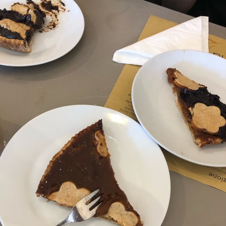 photo of Una Gemma Torino, Cucina e Bottega Vegana e MacroBiotica crostata con marmellata shared by @aaaagaaataaaa on  05 Jan 2025 - review