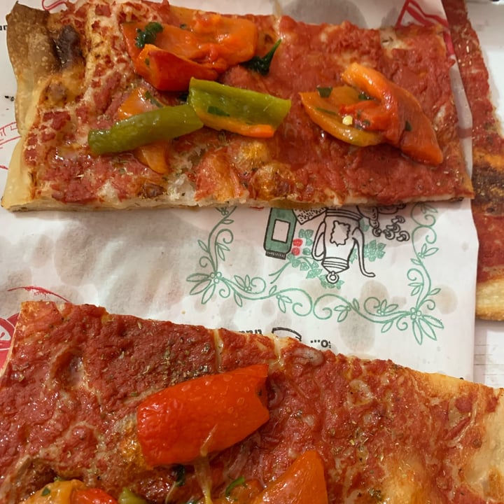 photo of Colorado Pizzeria pizza a pezzo al pomodoro e peperoni arrostiti shared by @coloratantonella on  15 May 2024 - review