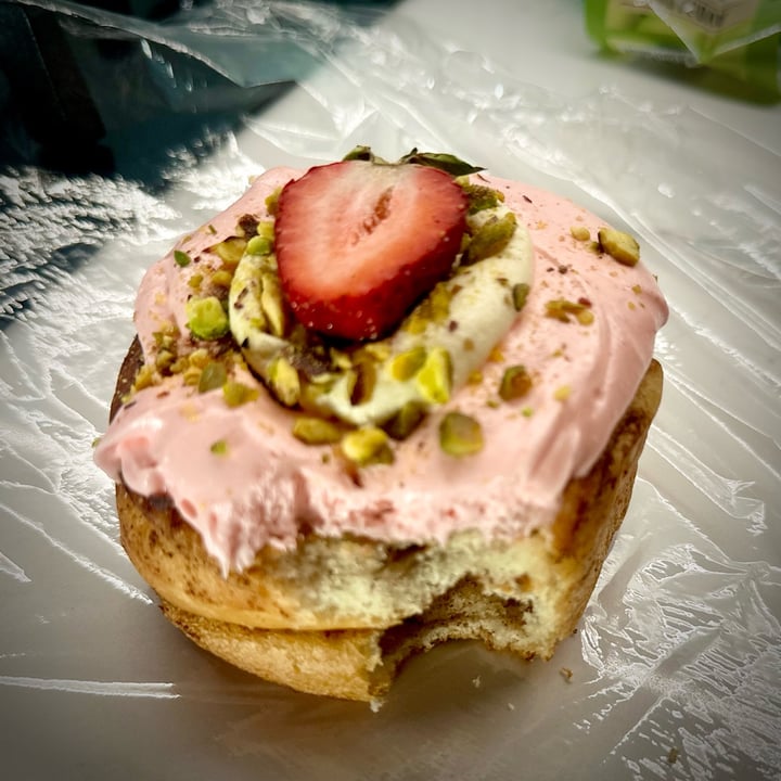photo of Pippa's Pantry strawberry pistachio cinnamon bun shared by @itsjustmel on  31 Aug 2025 - review