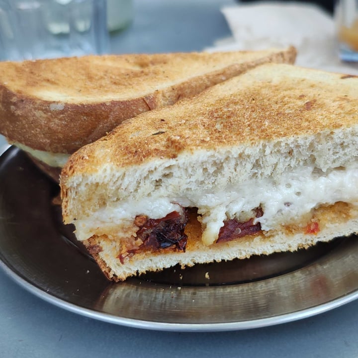 photo of Hola Vuena tostado de muzza y tomates secos shared by @noeschulz on  04 Oct 2025 - review