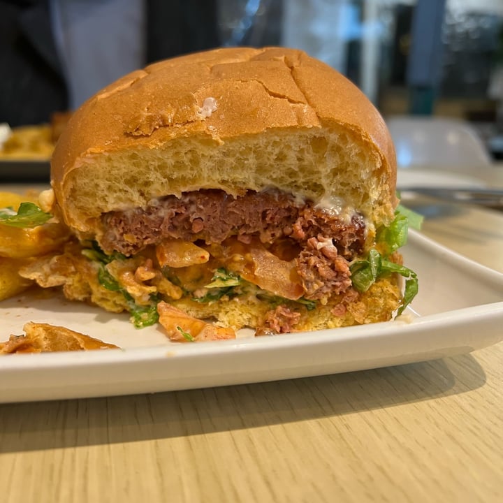 photo of Fed by plants Meat-less burger and chips shared by @gingerbreadrhea on  26 Sep 2025 - review