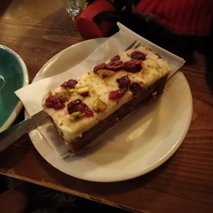 photo of 200 Degrees Coffee Shop & Barista School Spiced winter berry cake shared by @veganrainbowfoxes on  29 Dec 2023 - review