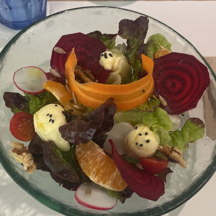 photo of La Fresca Ensalada verde con mandarina, remolacha, frutos secos y veganesa cítrica shared by @azabachepeluda on  24 Apr 2024 - review