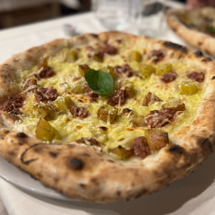 photo of Pizzeria Vizio 5 Pizza patate e salsiccia shared by @rifugiomiletta on  19 Apr 2025 - review