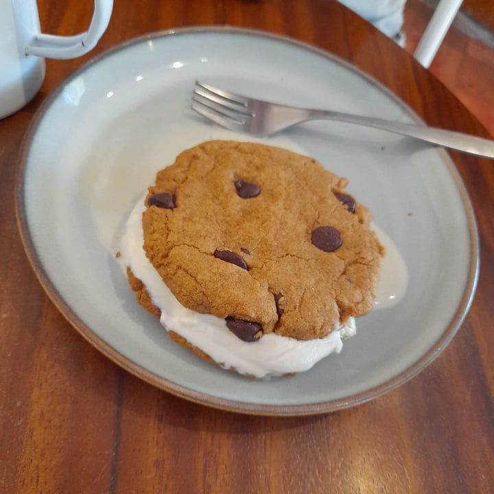 photo of Café Vegetal galleta con helado shared by @pilina on  09 Feb 2025 - review