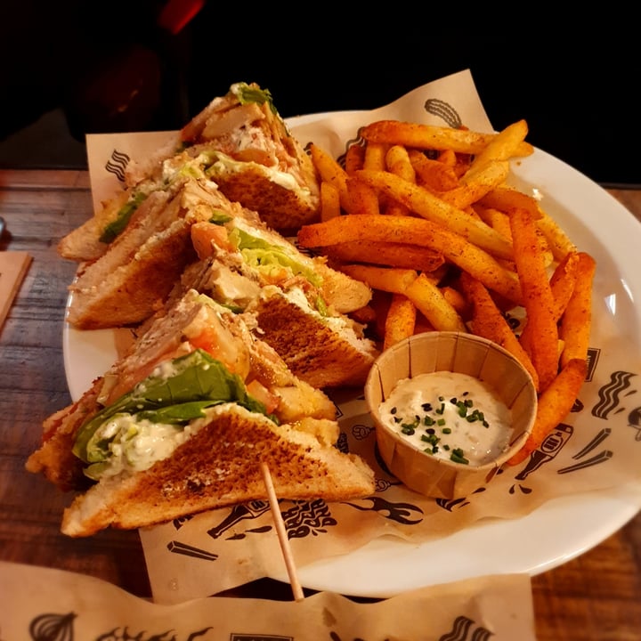 photo of Mad Mad Vegan Barcelona The Mad Clubsandwich shared by @miriam27 on  20 Dec 2024 - review