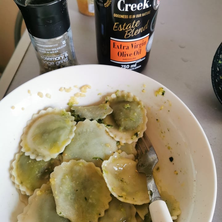 photo of Woolworths Food Spinach & Hummus Vegan Ravioli shared by @vickysveganry on  02 Dec 2023 - review