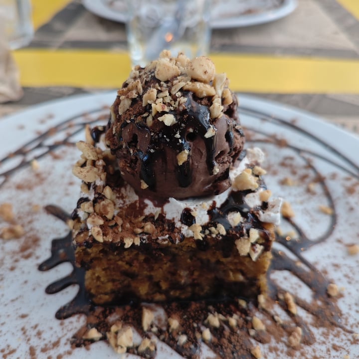 photo of La Factoría Vegana Café-Bar brownie con helado de chocolate shared by @colorfulsnail85 on  02 Oct 2025 - review