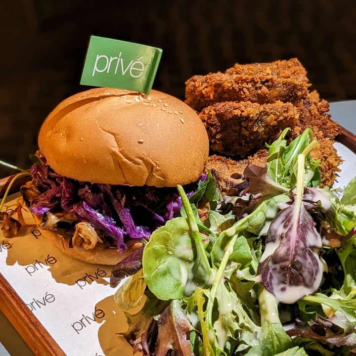 photo of Privé Jewel Changi Airport Teriyaki Pulled Mushroom Burger shared by @xinru-t on  27 Feb 2024 - review