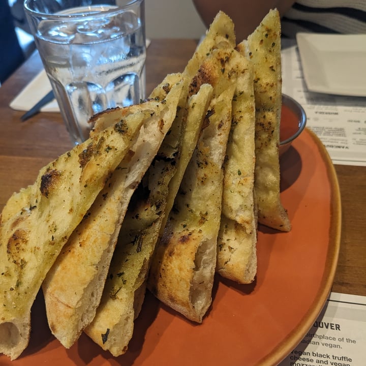 photo of 850 Degrees Pizzeria Garlic Bread shared by @rcrw88 on  06 May 2024 - review