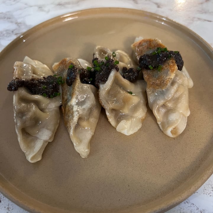 photo of The Vegan Roll Gyozas setas y trufa negra shared by @lopasil on  15 Aug 2024 - review