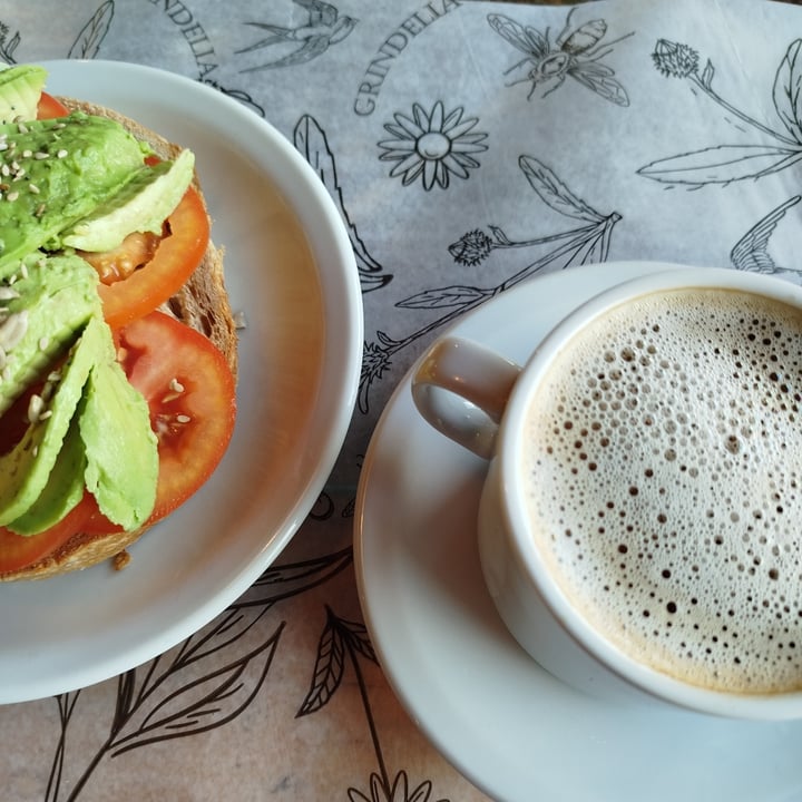 photo of Grindelia Almacen Gourmet Tostón de palta Y Tomate shared by @veganintandil on  07 Aug 2025 - review