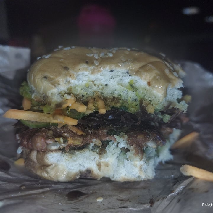 photo of Gunas Burguer Raja Burguer shared by @iveverouchis on  03 Feb 2024 - review