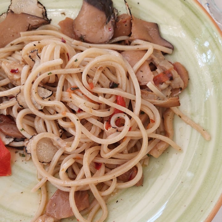 photo of Rosmarino Spaghetti aglio olio peperoncino con funghi e scagli di tartufo shared by @fedepooh on  12 May 2024 - review
