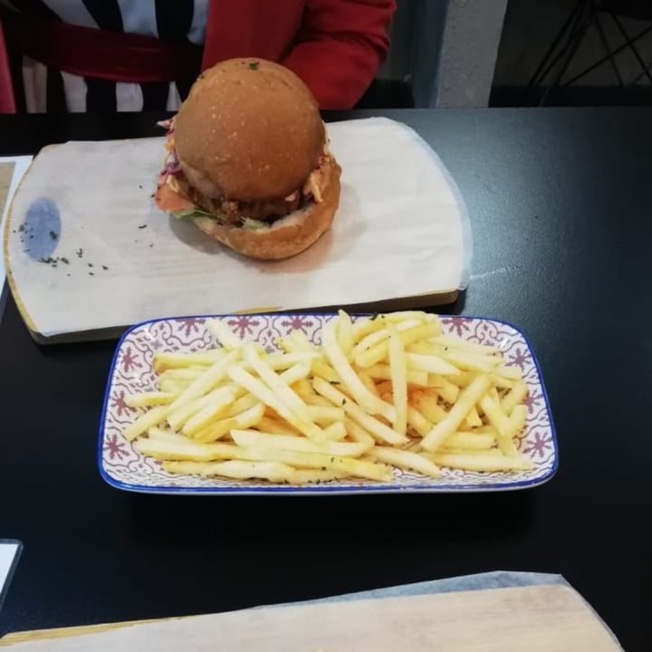 photo of The Vegan Chef Sandton Crispy chick burger shared by @udeshs on  09 Apr 2024 - review