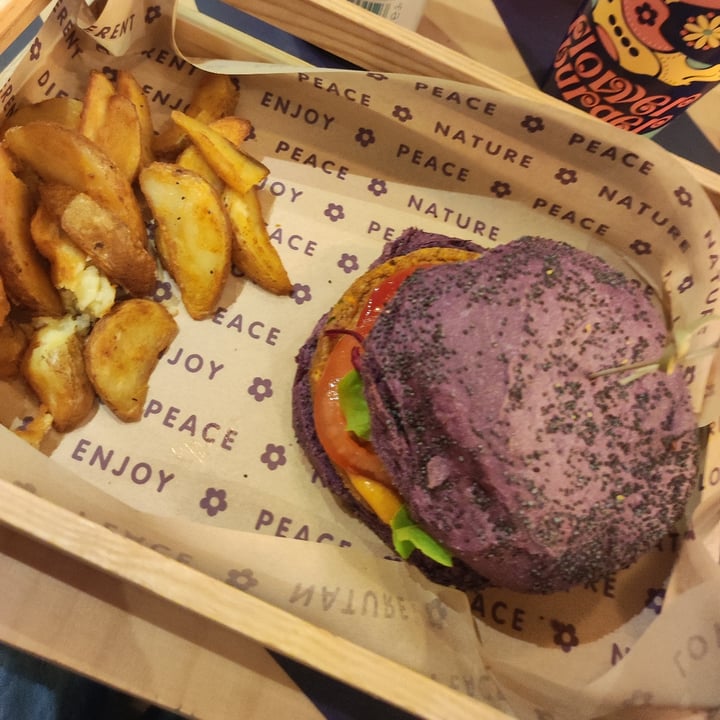 photo of Flower Burger Purple Hummus shared by @mi-chi on  10 May 2025 - review