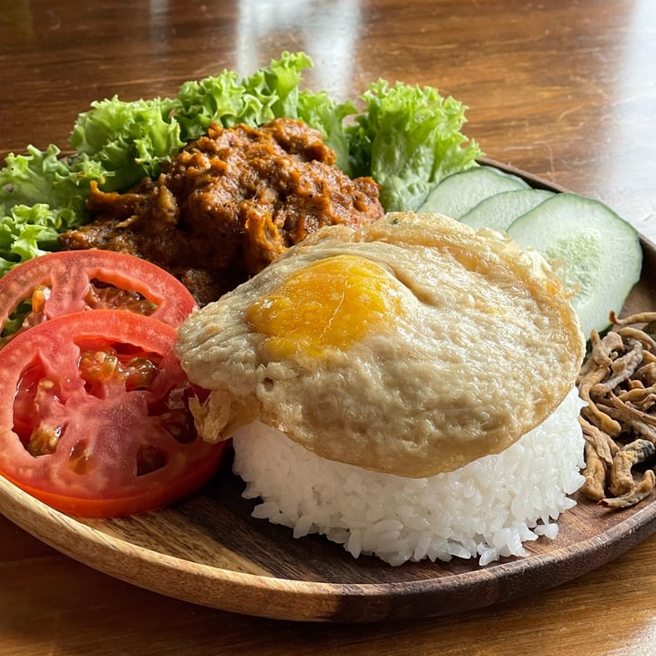 photo of nomVnom Bistro toon Rendang Rice With Vegan Fried Plantegg shared by @veggiexplorer on  21 Aug 2023 - review