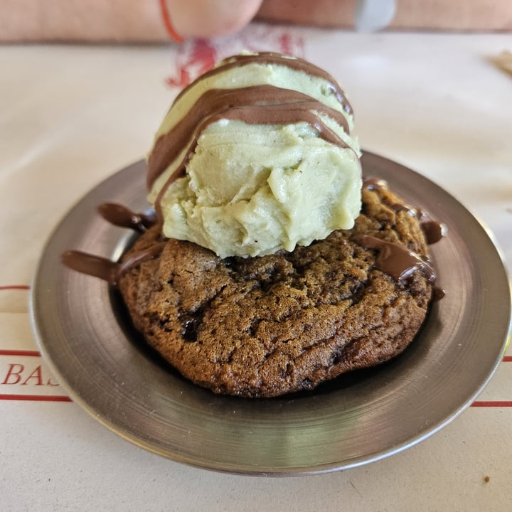 photo of Tita la vedette Cookie Con Chips De Chocolate Y Helado De Pistacho shared by @aldyflorent on  03 May 2025 - review