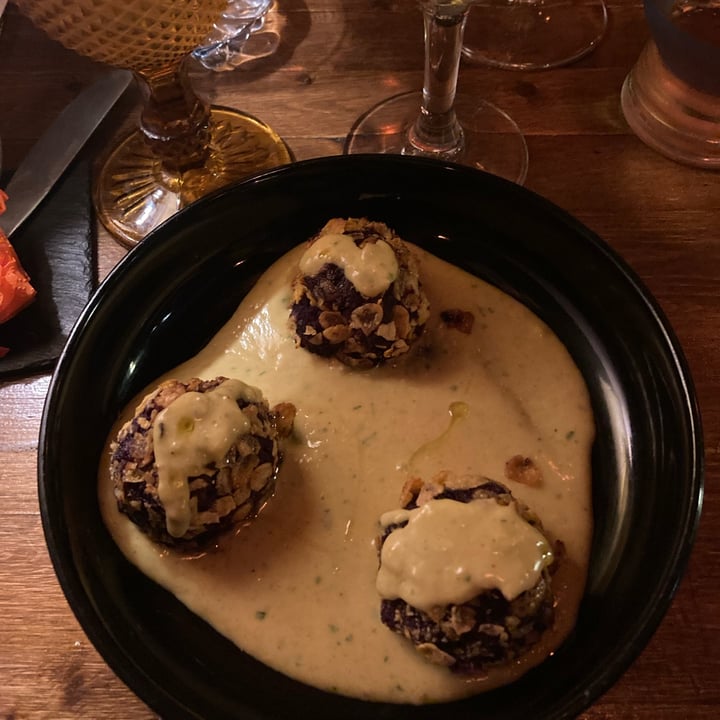 photo of In Gattaia. Bistro' Polpette di cavolo viola con crema di cocco e curry shared by @chiar4paolucci on  24 Apr 2024 - review