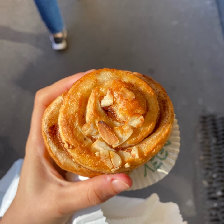 photo of Vegan Art cinnamon roll shared by @veganfuorisede on  28 Sep 2023 - review