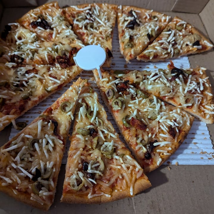 photo of Mr. Singh’s Pizza Mississauga Gluten Free Vegan Pizza shared by @shaynak112 on  01 Jan 2025 - review