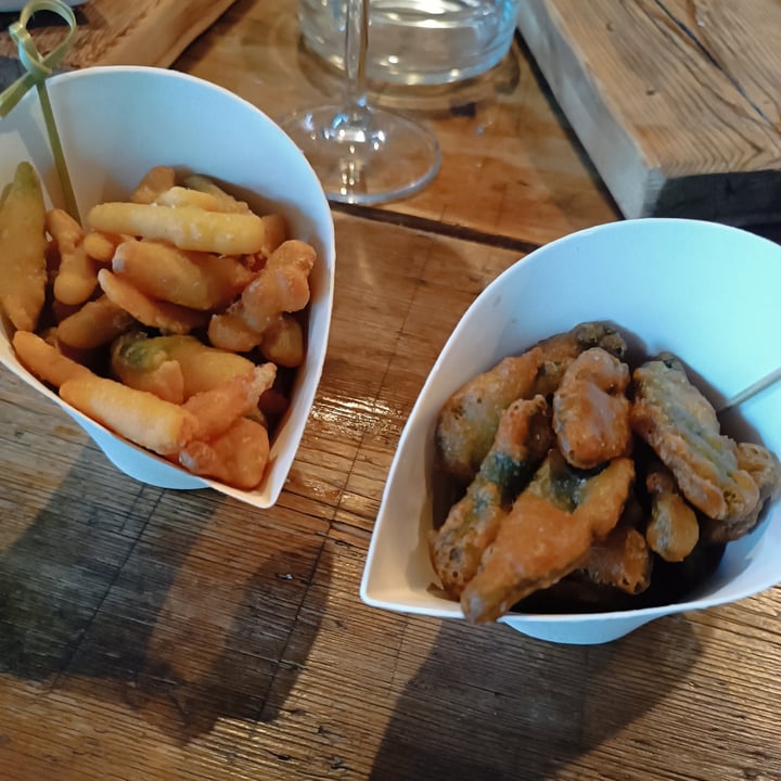 photo of Ai Cadelach Hotel Restaurant & Wellness Verdure pastellate e crostini con pomodorini, olive e capperi. shared by @elyyveg on  03 Sep 2023 - review