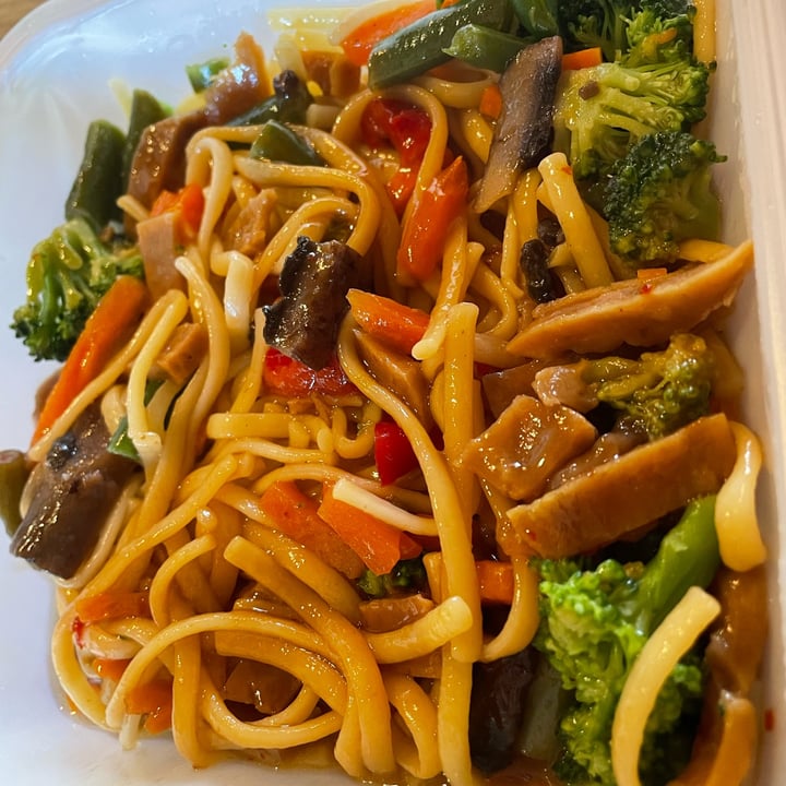 photo of Sweet Earth Veggie Lo Mein shared by @switchharris on  23 Apr 2024 - review