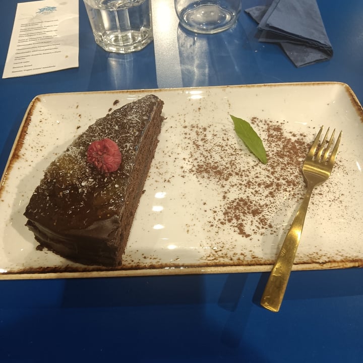 photo of Ziga Bar torta al cioccolato con fichi, lamponi e cocco shared by @silviacoacci on  29 Oct 2023 - review