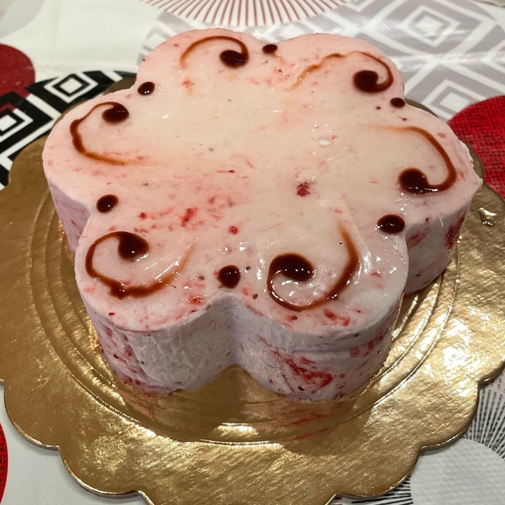 photo of Gelateria Su Per Giù Torta semifreddo alla fragola shared by @martyveg9 on  12 Apr 2025 - review