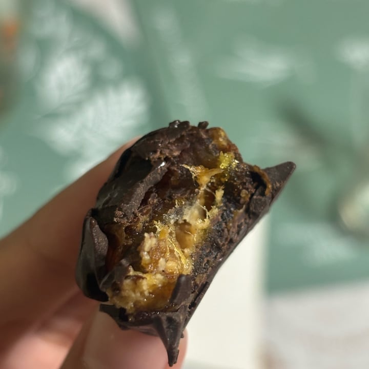 photo of Dátilicious Dátiles de bañados enchocolate rellenos con mantequilla de maní shared by @vegandann on  05 Oct 2025 - review