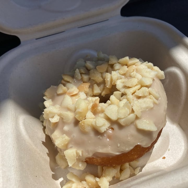 photo of Maui Ono Donuts maple doughnut with macadamia nuts shared by @raatz on  30 Mar 2024 - review