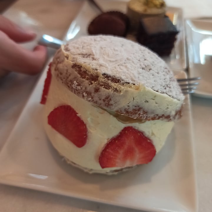 photo of Pasticceria Nepà maritozzo con fragole shared by @gingerica on  07 Oct 2023 - review