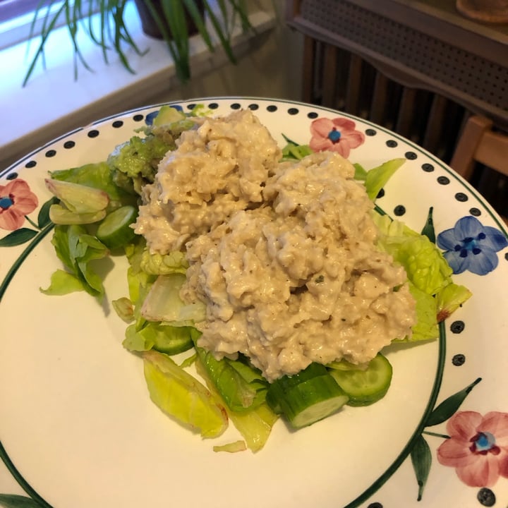photo of Gusta Plant-Based Chicken Salad shared by @bessiebean on  29 Oct 2023 - review