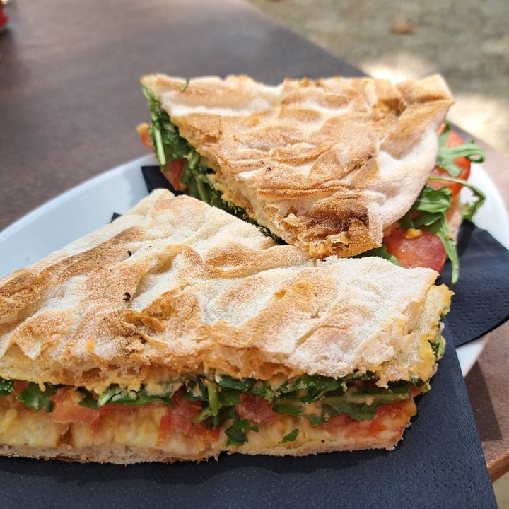 photo of Frida nel Parco Pinsa Hummus di ceci Pomodori E Rucola shared by @elisaiezzi on  02 Sep 2023 - review