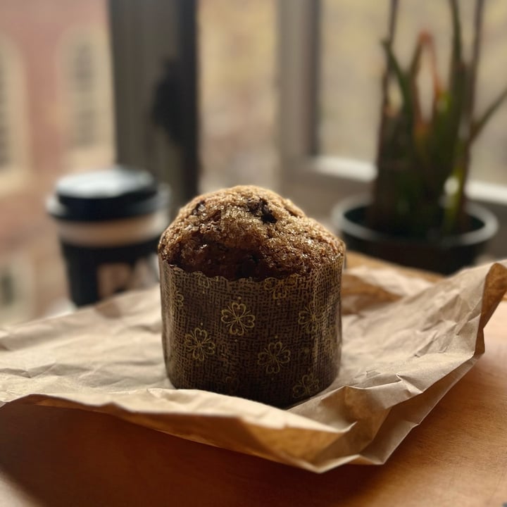 photo of Pavement Coffeehouse - Harvard Sq. Vegan Banana Chocolate Chip Muffin shared by @oliviazheng on  22 Apr 2024 - review