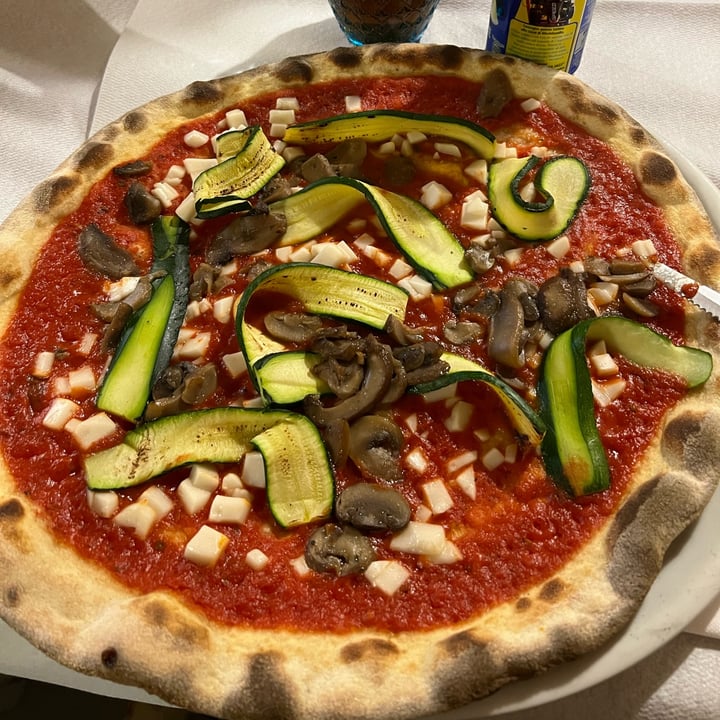 photo of Pizzeria Senza Tempo Pizza Zucchine, Funghi E Mozzarella Di Riso shared by @malegria on  13 May 2024 - review