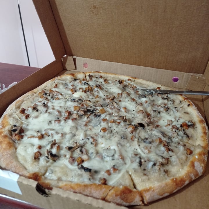 photo of Rigo's Vegan Pizza Pizza Carbonara shared by @omarchelechg on  04 Apr 2024 - review