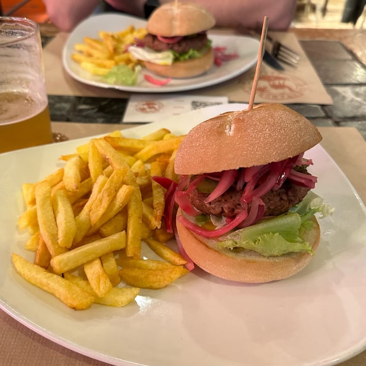 photo of Caravanserai Café Beyond burger shared by @eusonbita on  02 Apr 2024 - review