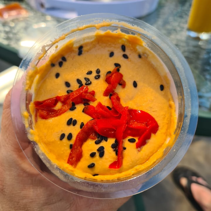 photo of Woolworths Food Roasted red pepper hummus shared by @veronicagroen on  17 Mar 2024 - review