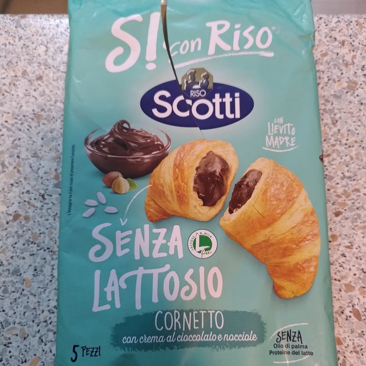 photo of Riso Scotti cornetto con crema al cioccolato e nocciole shared by @merry-cherry-veg on  02 May 2024 - review
