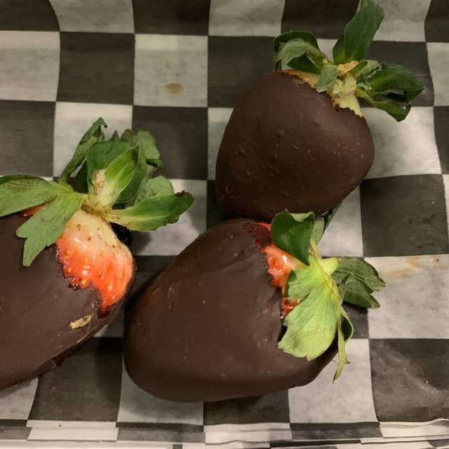 「Chocolate Covered Strawberries」の料理の写真